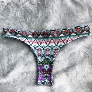 Patterned cheeky bikini bottoms